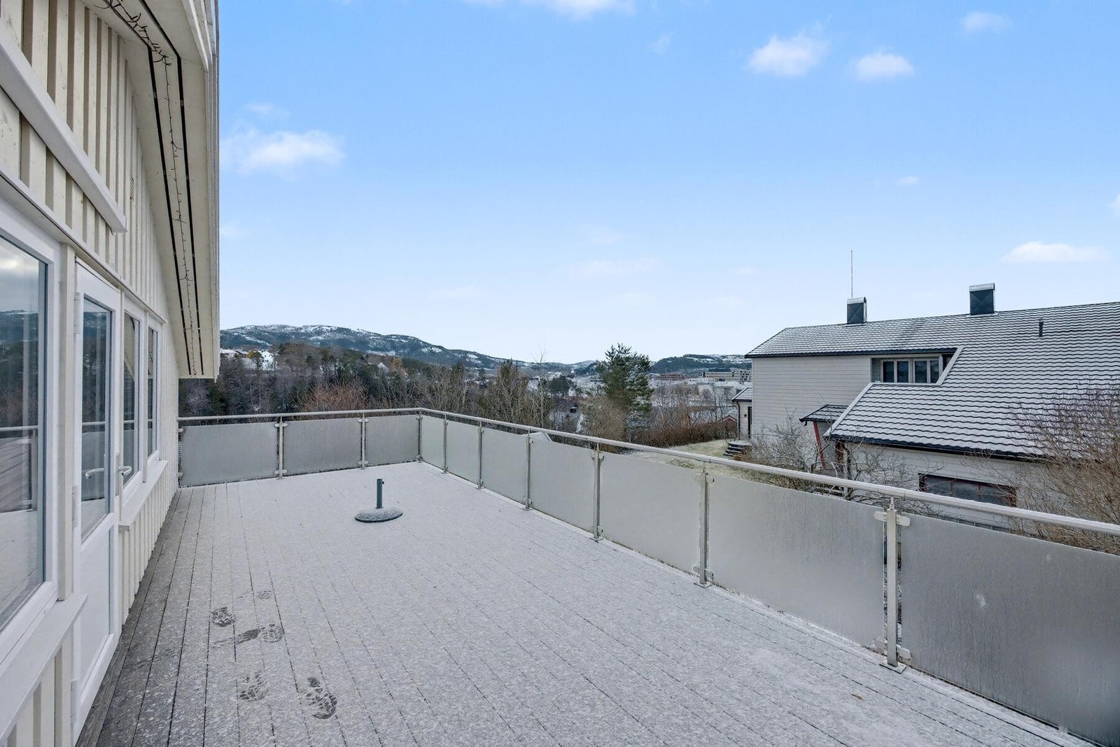 Romslig terrasse hvor man kan nyte varme sommerdager Galleribilde