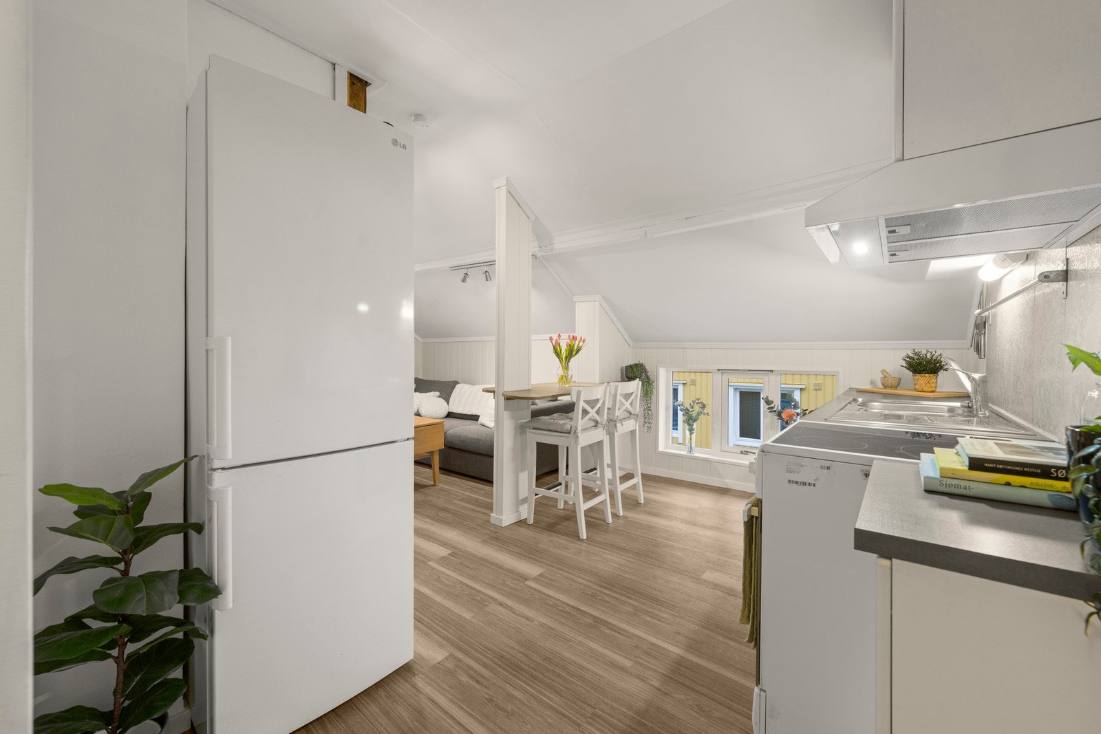 Stue og kjøkken i åpen løsning Galleribilde