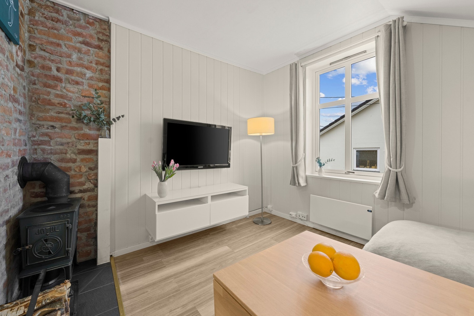 Lekre detaljer med innslag av tegstein og bjelker i takhimling Galleribilde