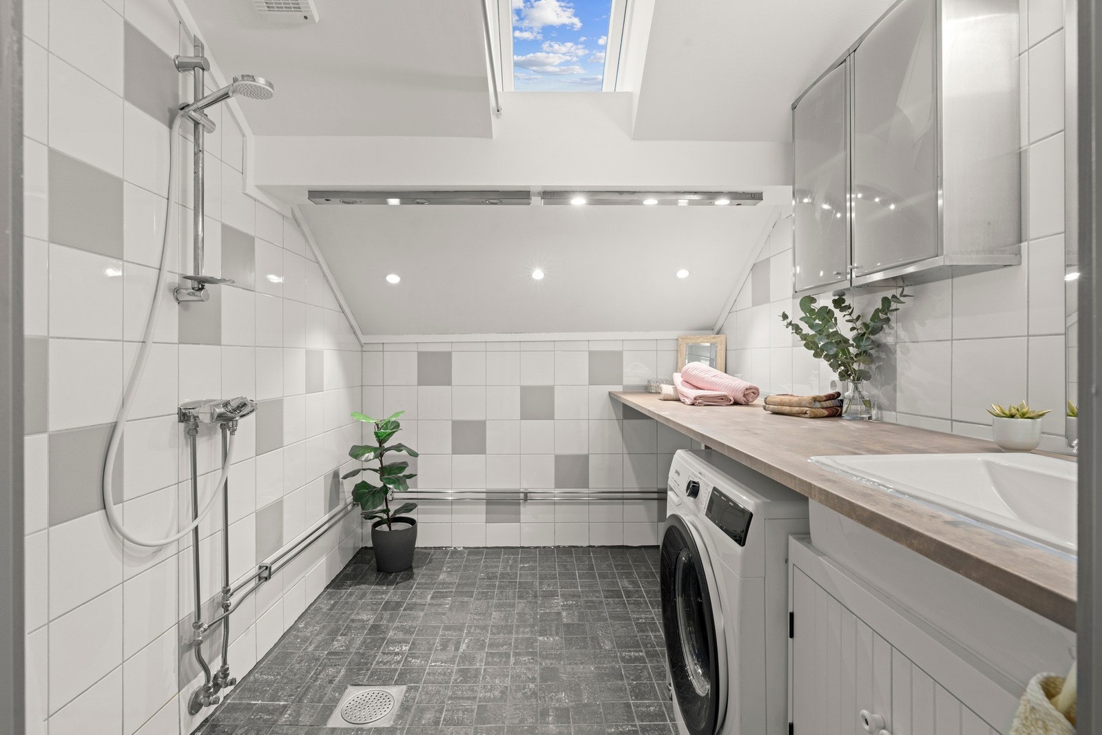 Lekkert flislagt bad/WC med gulvvarme Galleribilde