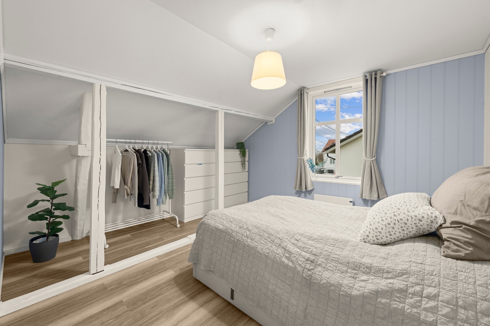 Stort soverom med skyvedørsgarderobe Galleribilde