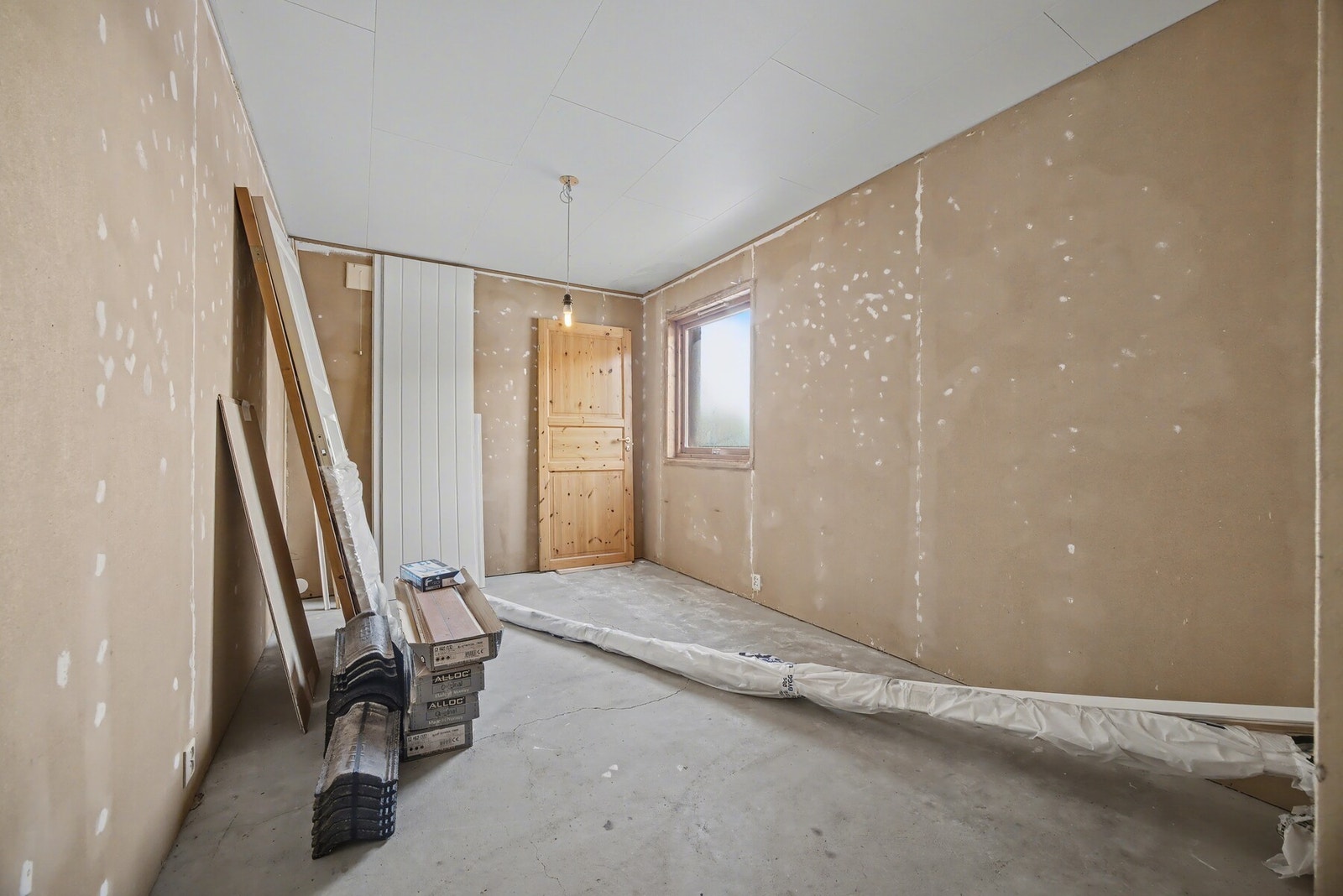 Bod omgjort til soverom. Det foreligger ingen søknad om bruksendring og kjøper overtar risiko for dette. Galleribilde