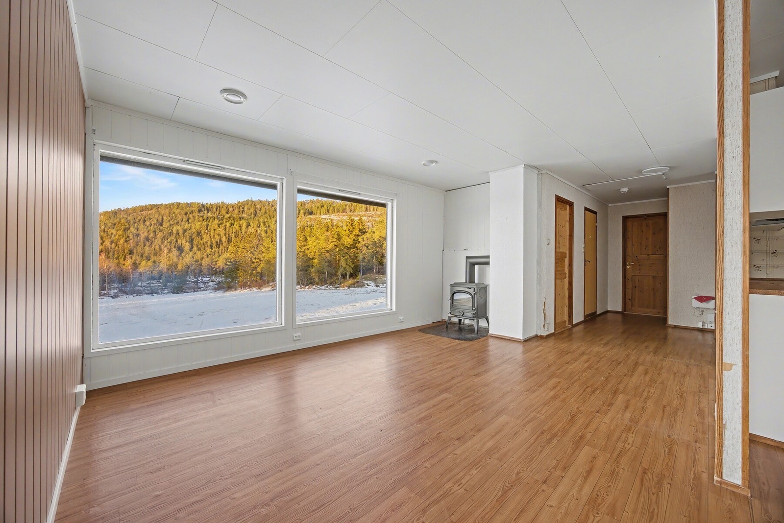 Det er oppvarming fra vedfyring og elektrisitet Galleribilde