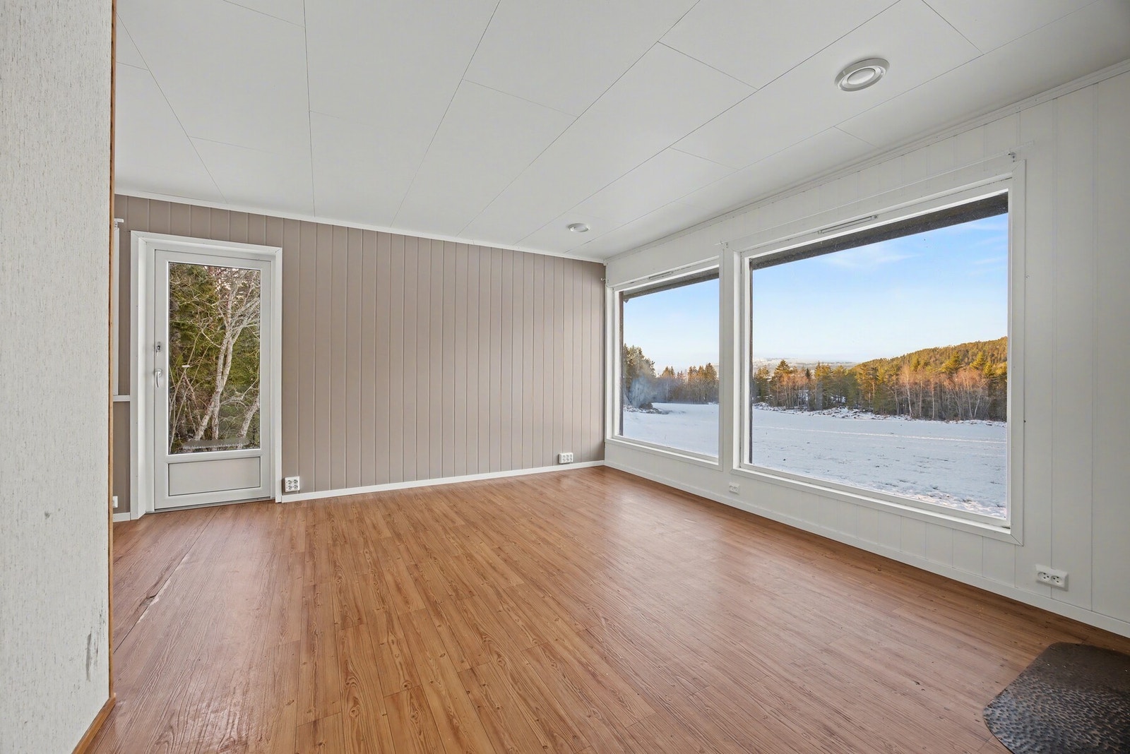 Stue - 16,5 kvm. Store vindu som sørger for mye lys! Galleribilde