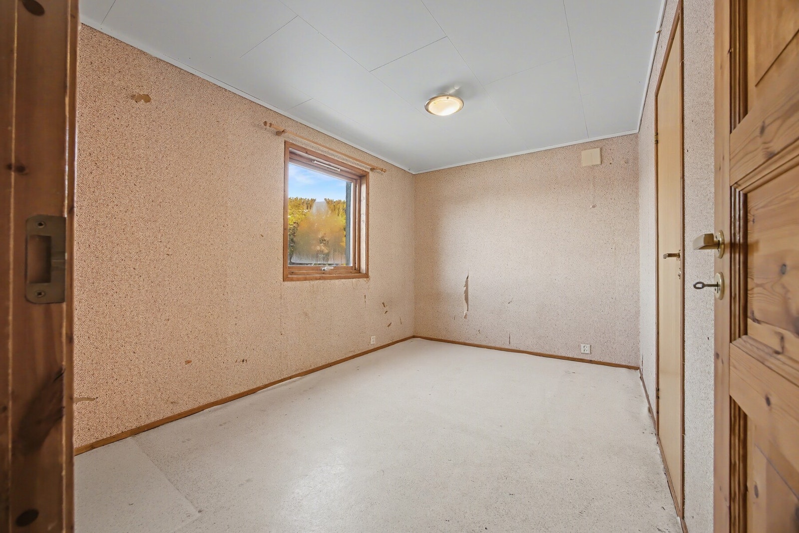 Bod omgjort til soverom. Det foreligger ingen søknad om bruksendring og kjøper overtar risiko for dette. Galleribilde