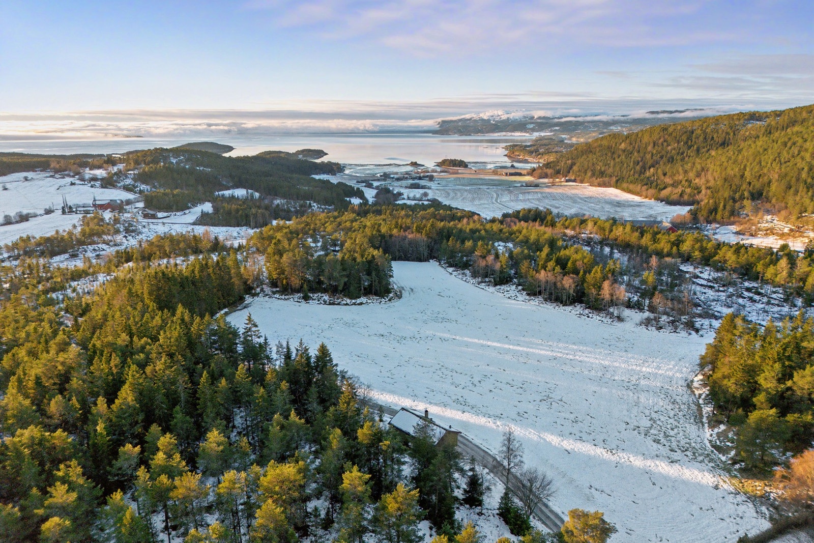 Velkommen til Bardalsvegen 166, presentert av EiendomsMegler 1 v/ Jim Håkon Ryan Karlsen. Foto: ELW Media (Espen Wåde). Galleribilde