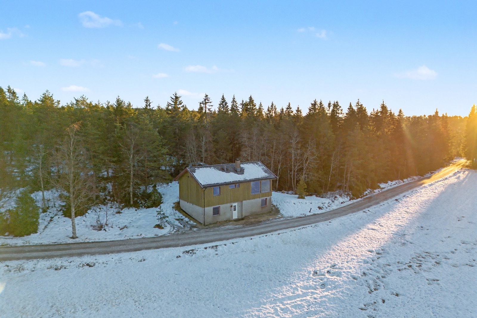 Landlig beliggende med skog i bakkant Galleribilde