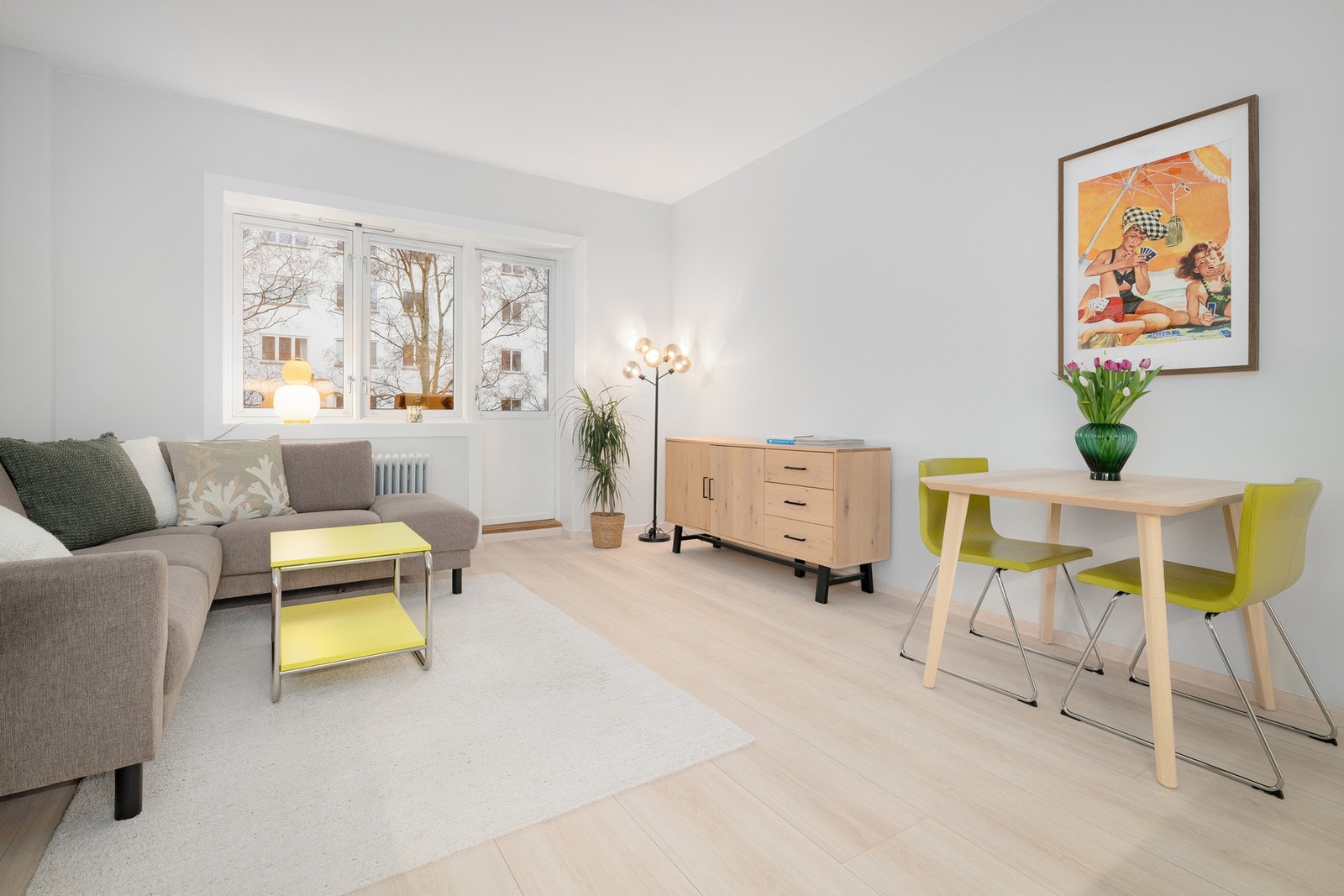 Kaja Fossberg i PrivatMegleren ønsker velkommen til Ensjøveien 27A. Lys og gjennomgående 3-roms leilighet beliggende i byggets 2. etasje. 3 - roms som ble betydelig pusset opp i 2024 og fremstår med moderne og helhetlig standard. Galleribilde