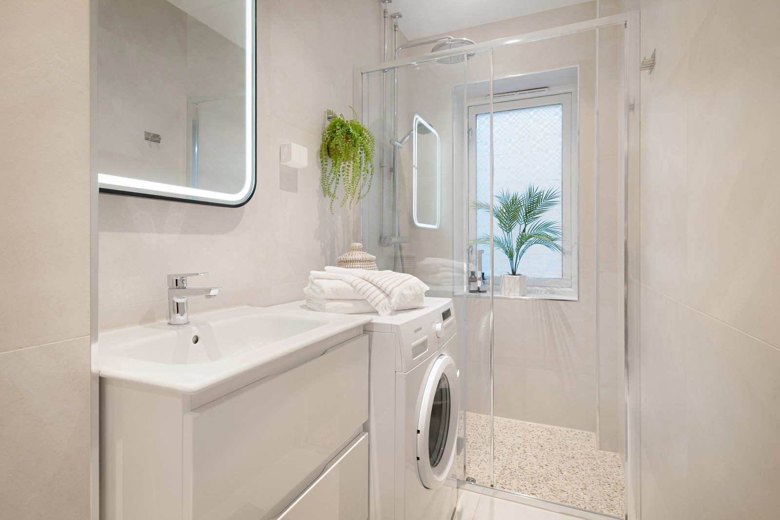 Tidsriktige fargevalg, og romslig dusjnisje. Galleribilde