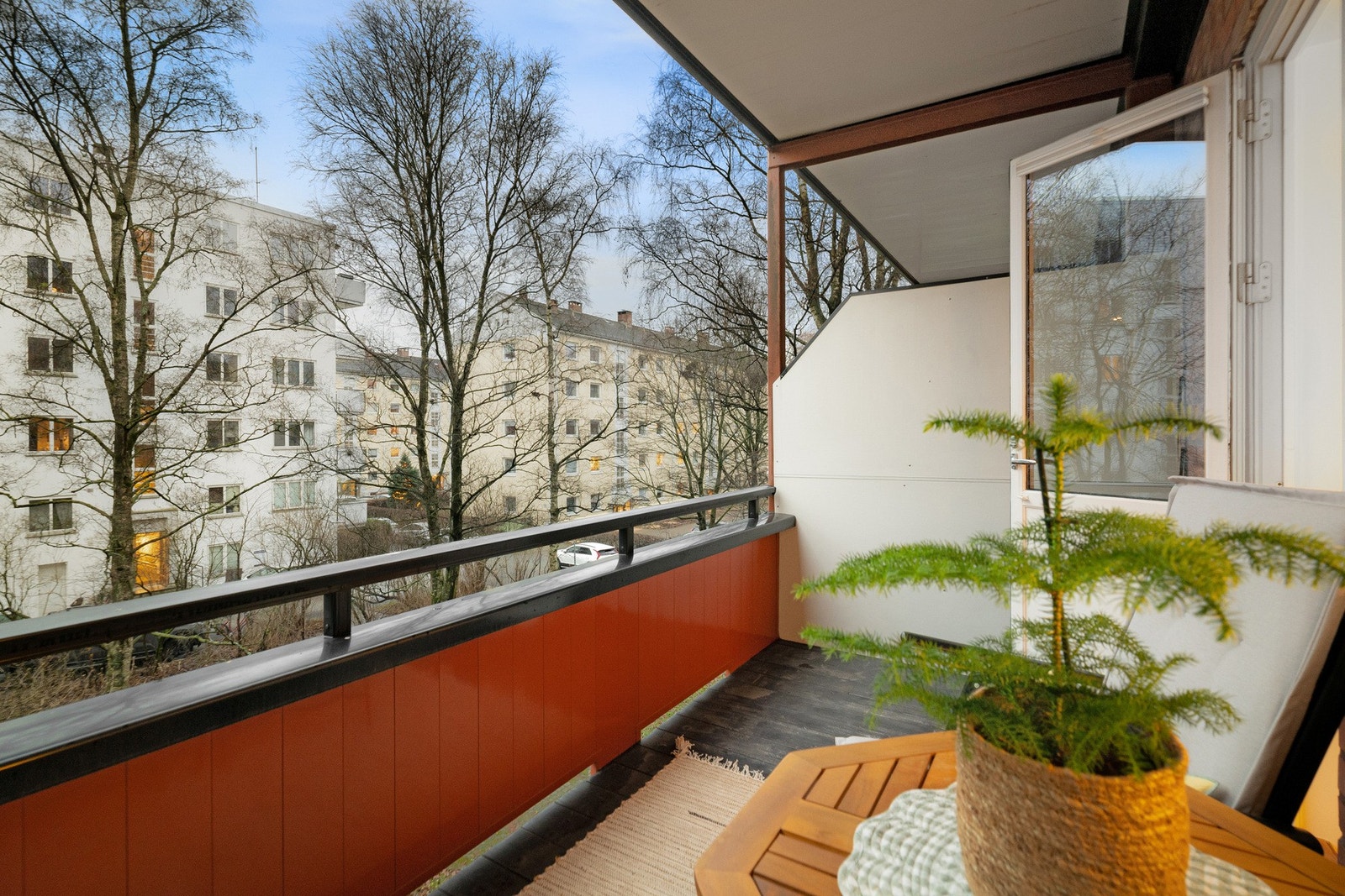 God planløsning med to soverom, romslig stue med åpen kjøkkenløsning, flislagt bad og balkong. Attraktiv beliggenhet på Ensjø. Galleribilde