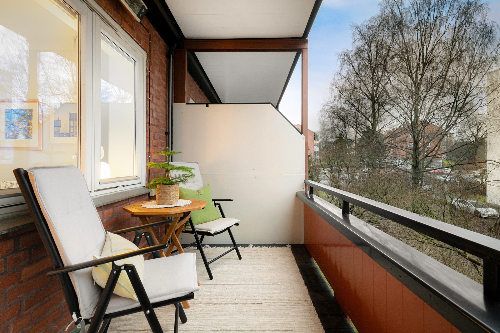 Balkongen vender mot sør og har gode solforhold. Galleribilde