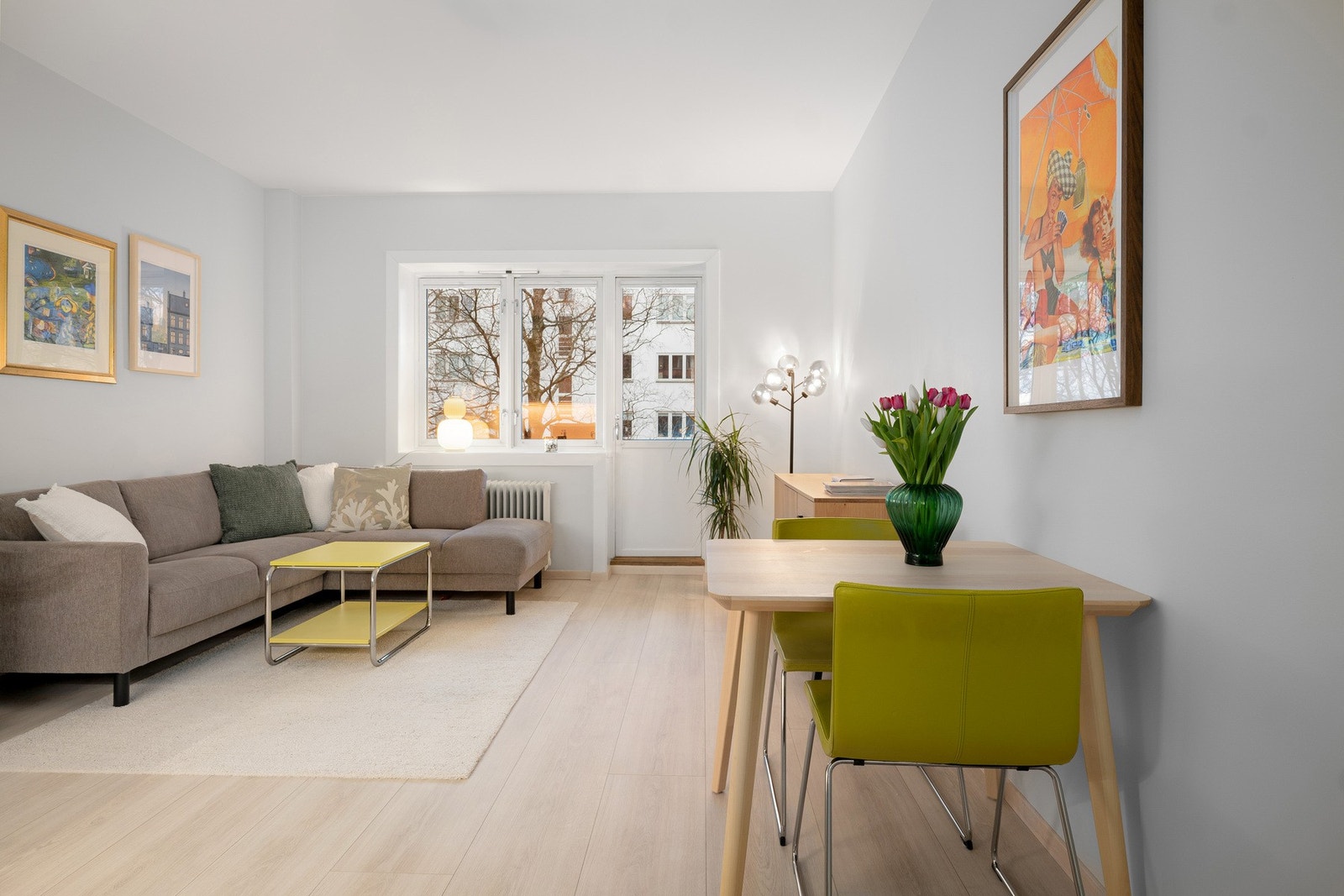 Stuen har plass til både sofagruppe og spisebord, og oppleves lys og luftig. Galleribilde