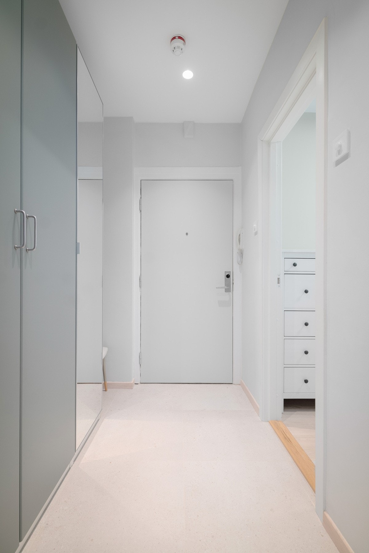 Leiligheten har en entré med flislagt gulv og gode
oppbevaringsmuligheter Galleribilde