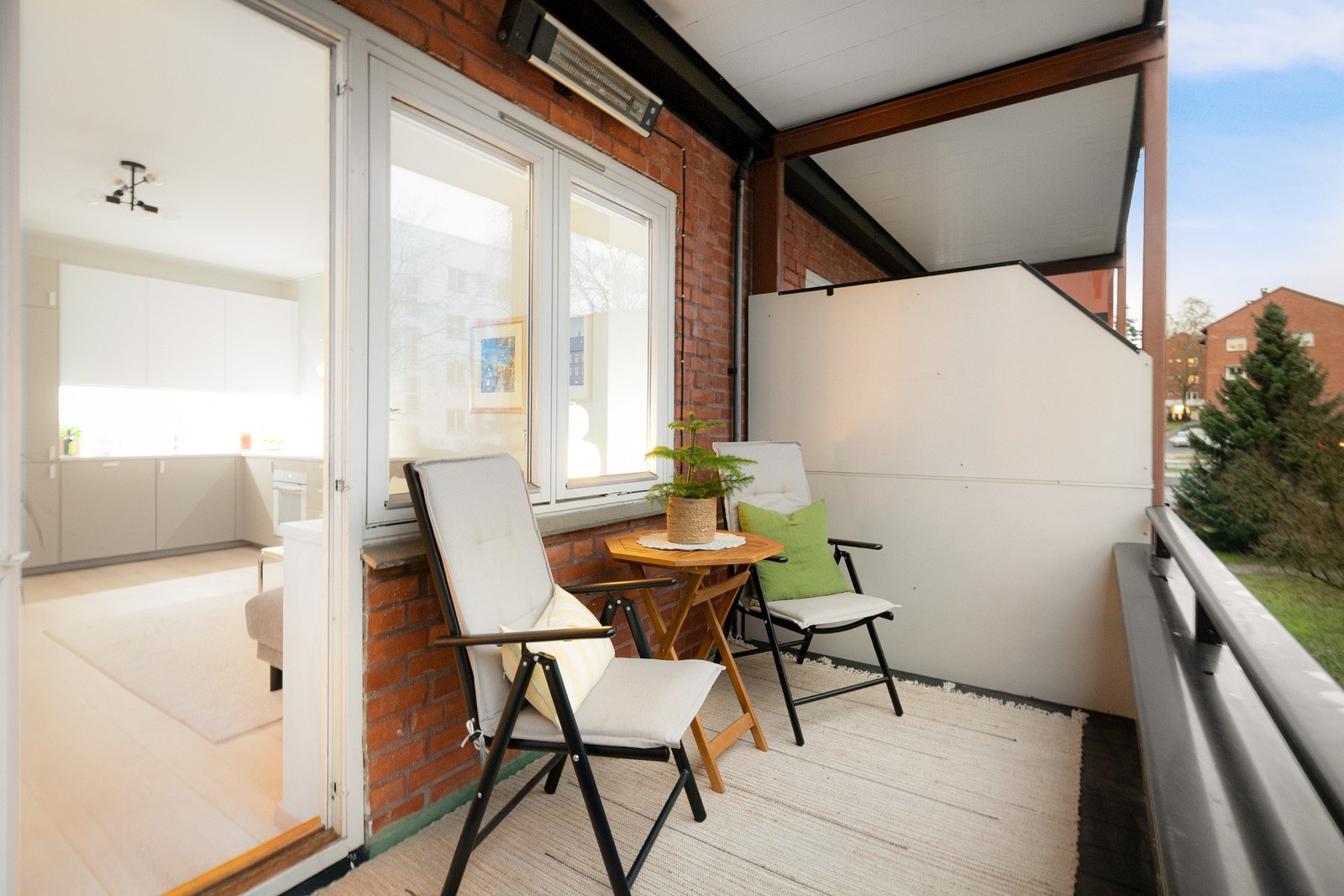 Balkongen fungerer som et naturlig supplement til oppholdsrommet i sommerhalvåret. Galleribilde