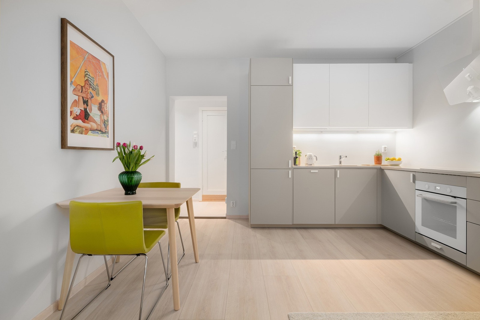 Stue og kjøkken er samlet i ett romslig rom, med en åpen og sosial løsning som gir god sammenheng mellom sonene. Galleribilde