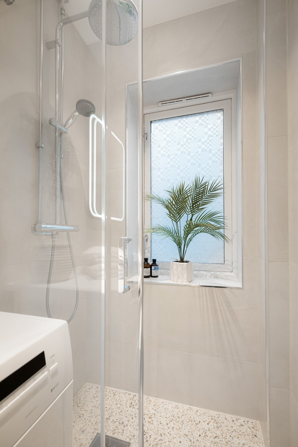 Det er gulvvarme i badet og opplegg til vaskemaskin. Galleribilde