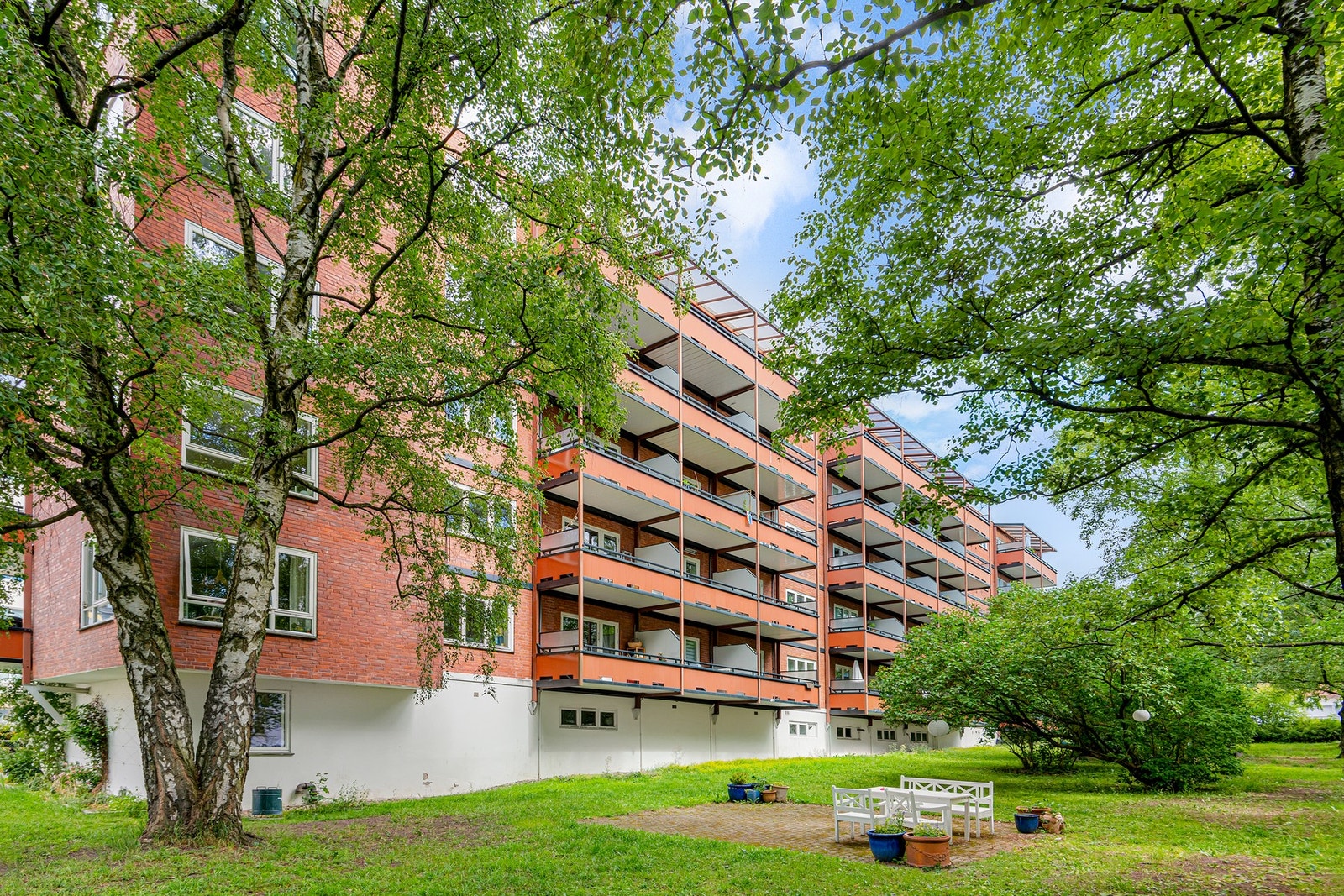 Fasade | Sameiet disponerer parkeringsplasser som kan leies etter gjeldende regler. Leiligheten har tidligere hatt tilknyttet parkeringsplass. Leiepris er p.t. kr 350,- per måned, og det er kort venteliste. Alle parkeringsplassene har ladeinfrastruktur fo Galleribilde