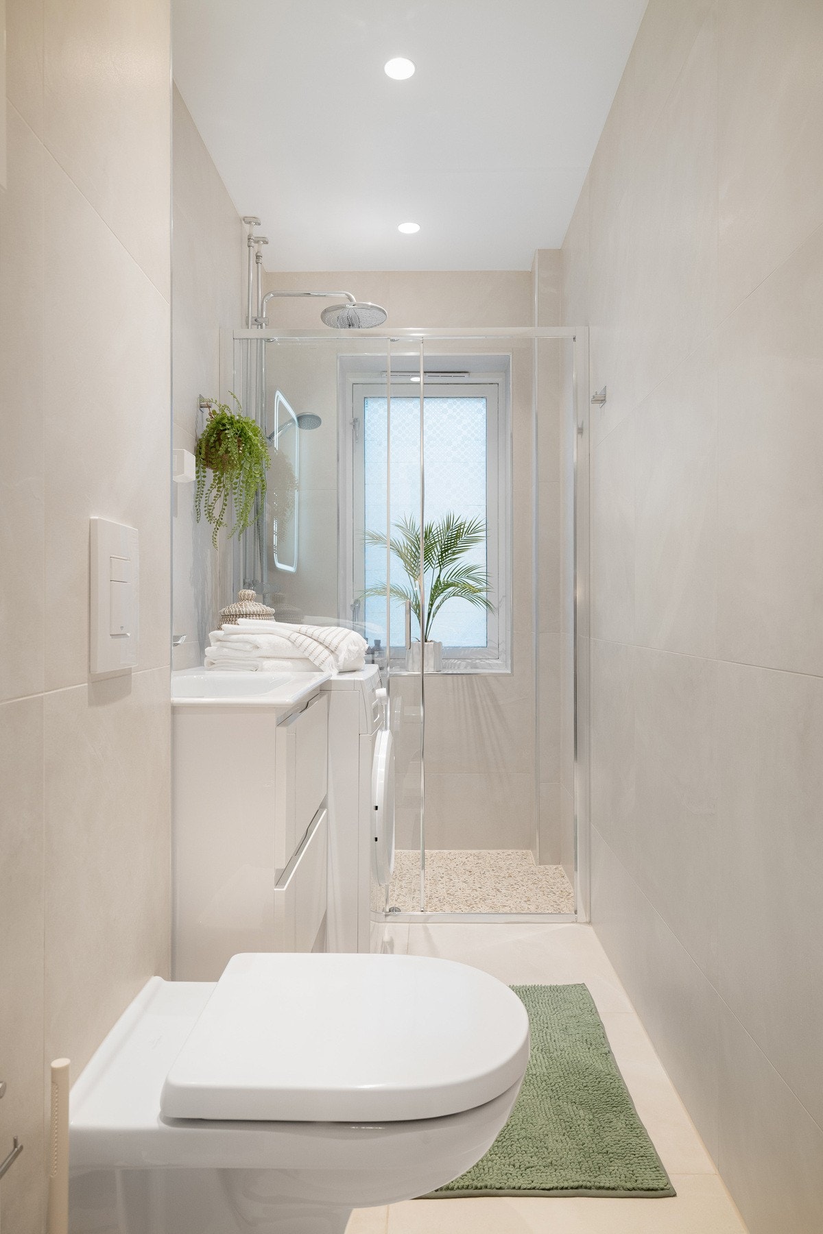 Lekkert baderom som er pusset opp i 2024 og har flislagte gulv og vegger. Galleribilde