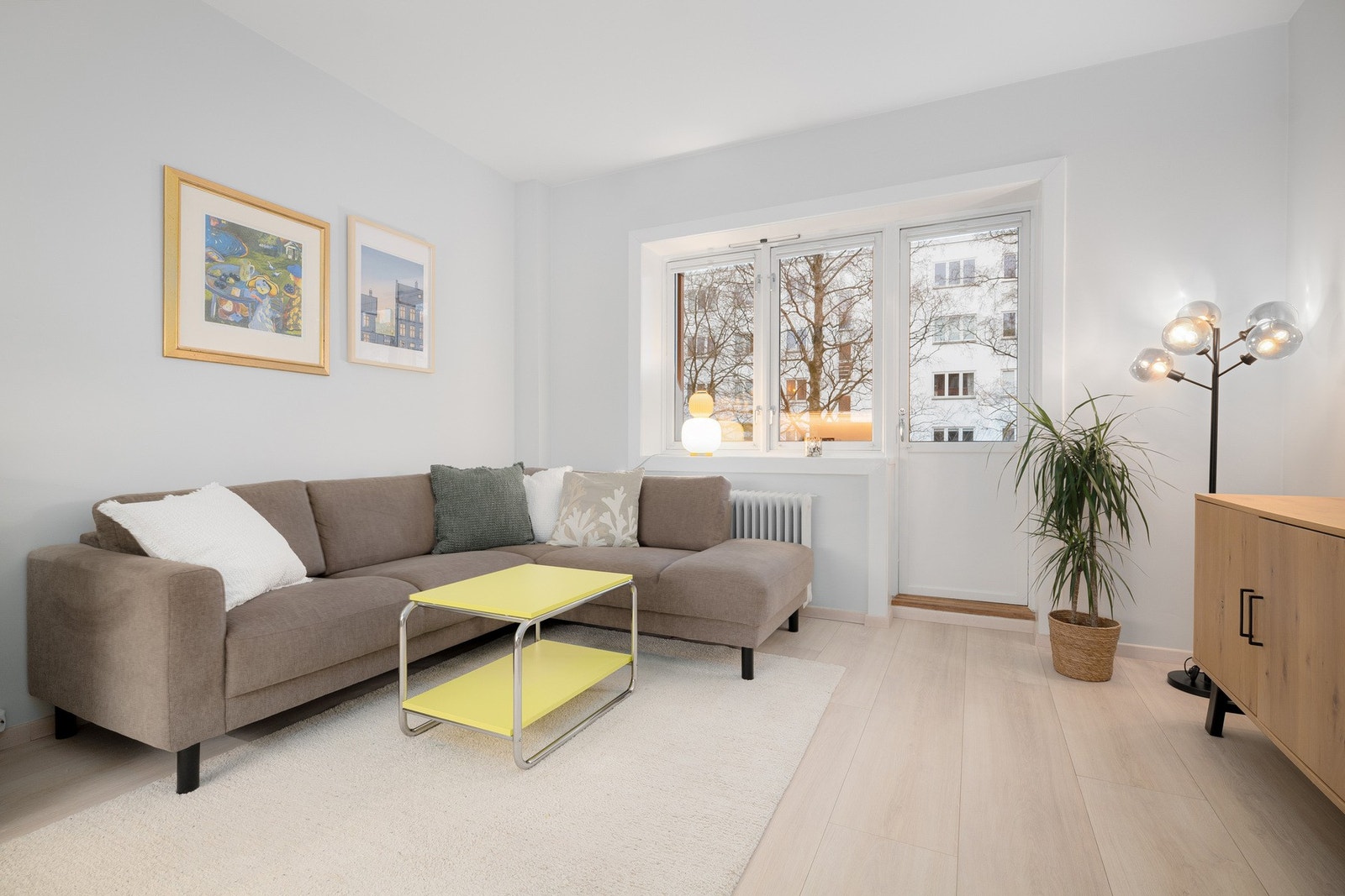 Fra stuen er det utgang til balkong på ca. 7 m². Balkongen vender mot sør og har gode solforhold. Galleribilde