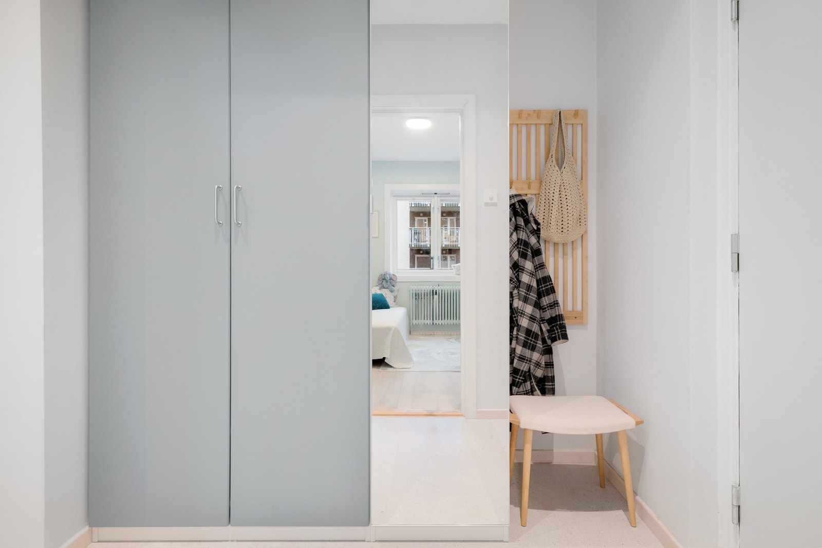 Plass til romslig garderobeløsning med plass til yttertøy, og entréen fungerer som et praktisk bindeledd til boligens øvrige rom. Galleribilde