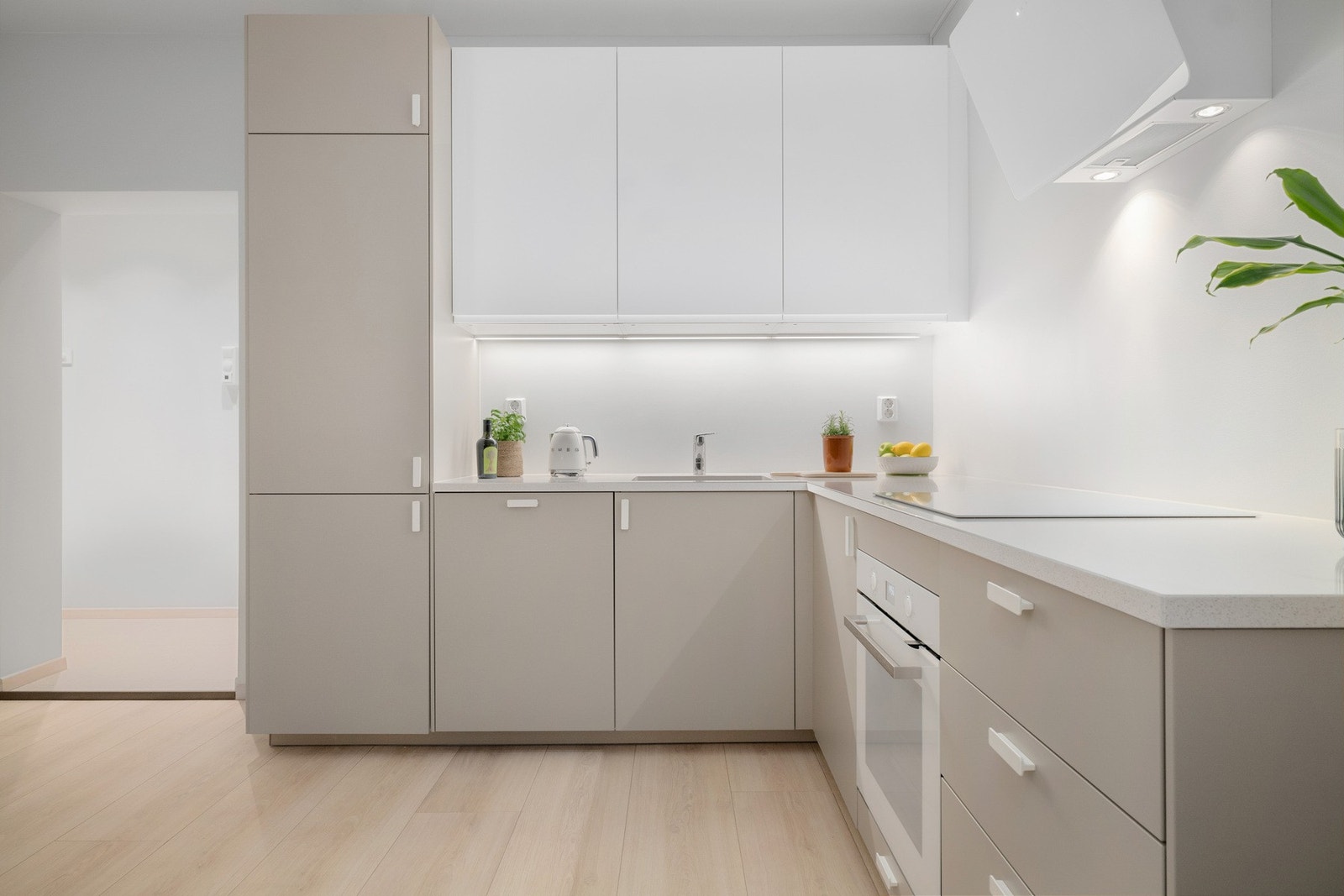 Kjøkkenet ble pusset opp i 2024 og har moderne innredning med glatte fronter, benkeplate i kvarts og integrerte hvitevarer. Galleribilde