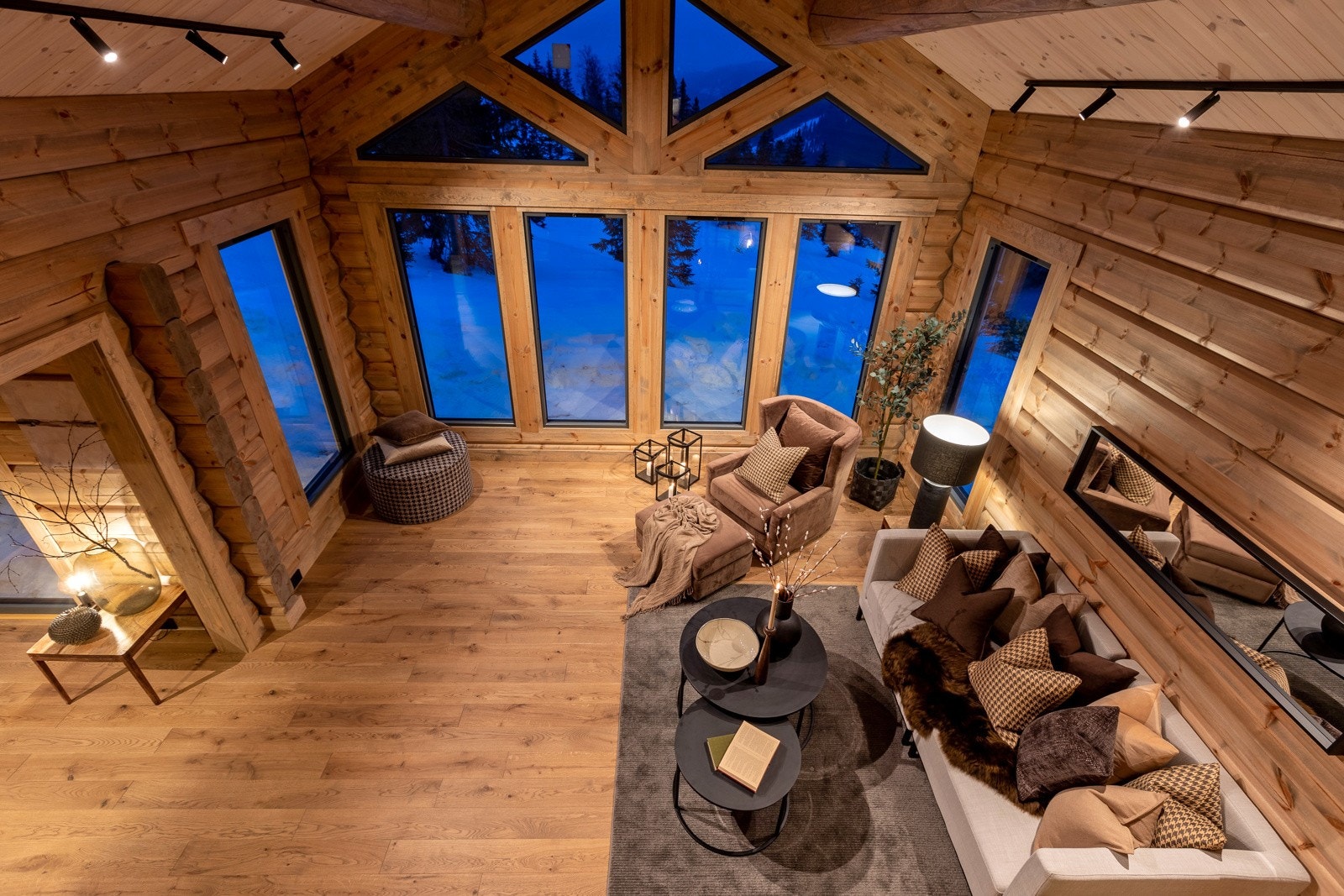 Utsikt ned til stuea fra den ene hemsen. Galleribilde