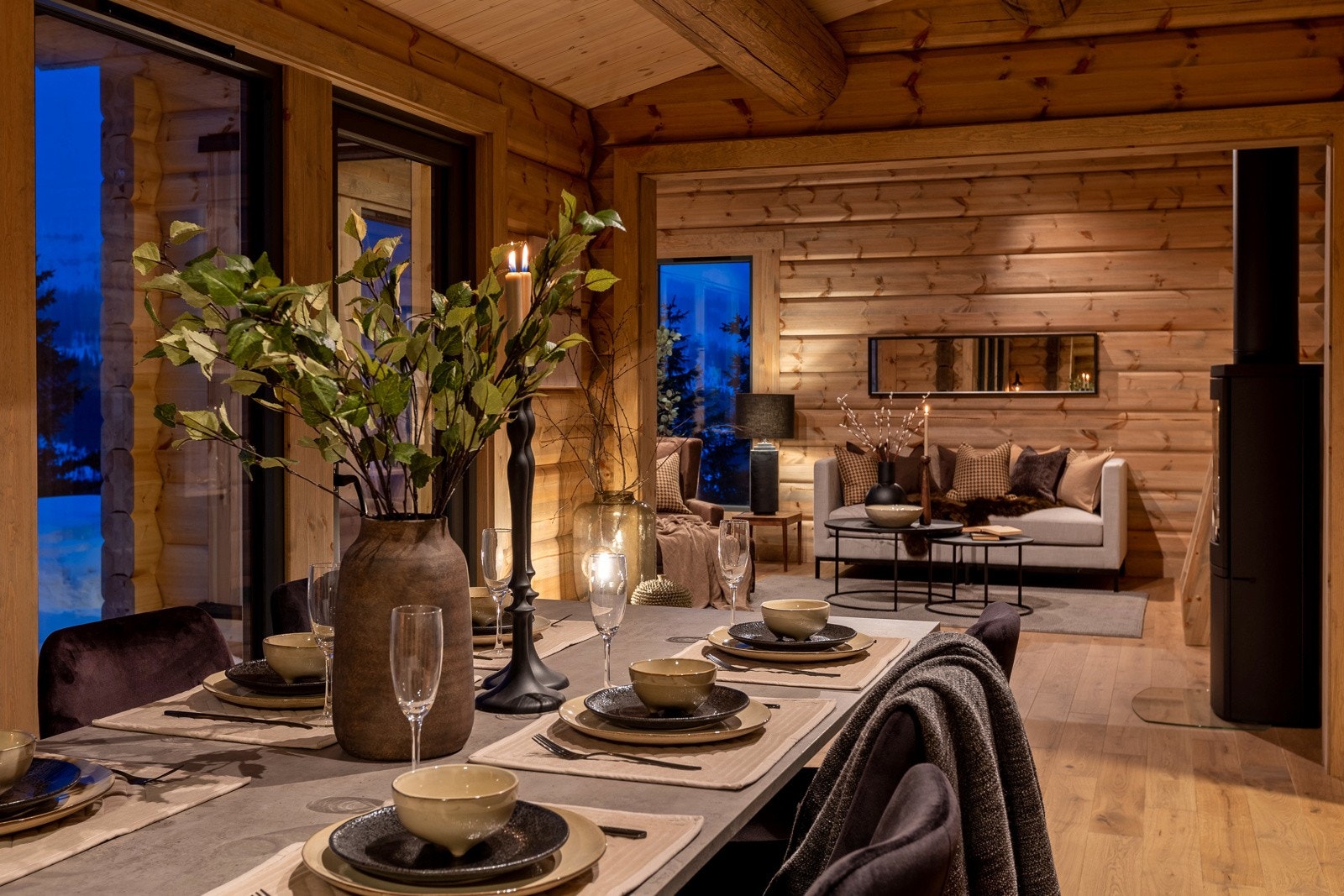 Plass til mange rundt spisebordet. Galleribilde