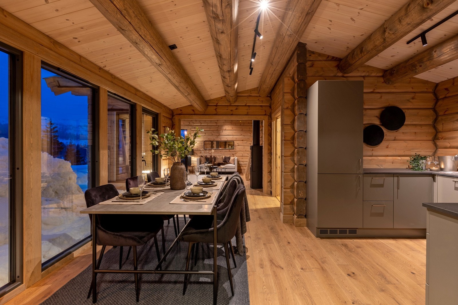 Spisestuen og kjøkkenet er i samme rom og lager en hyggelig sosial sone. Galleribilde