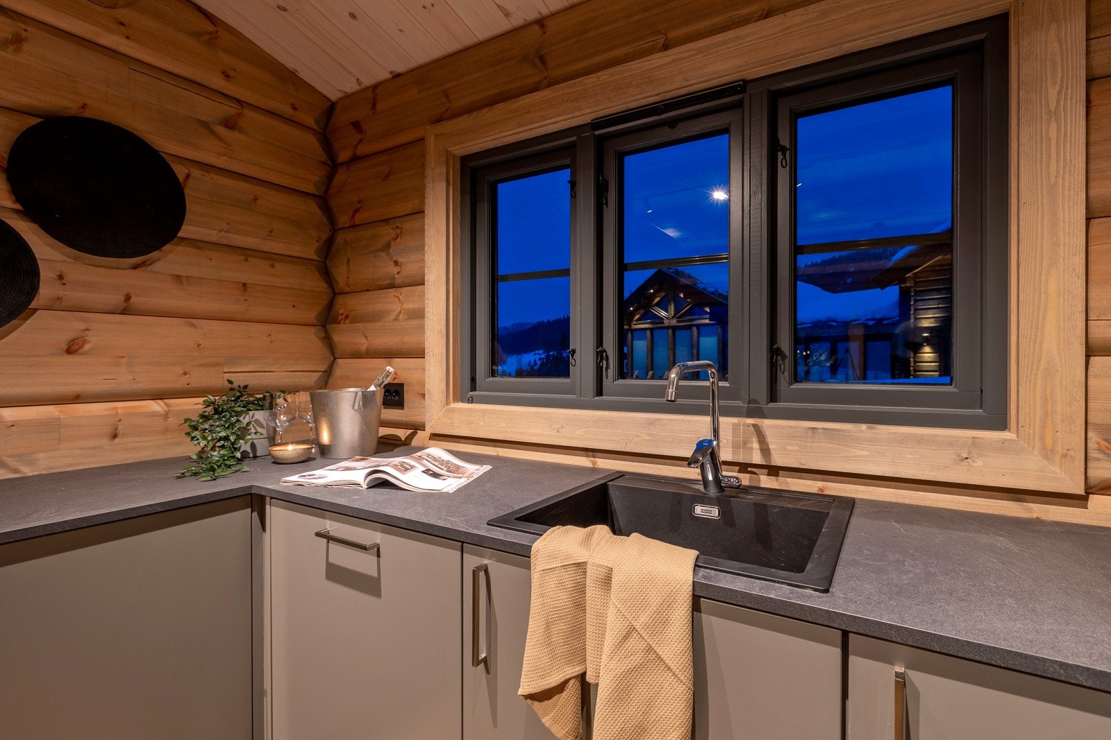 Her kan man stå å drømme seg bort ved å se på den flotte utsikten samtidig som oppvasken tas. Galleribilde