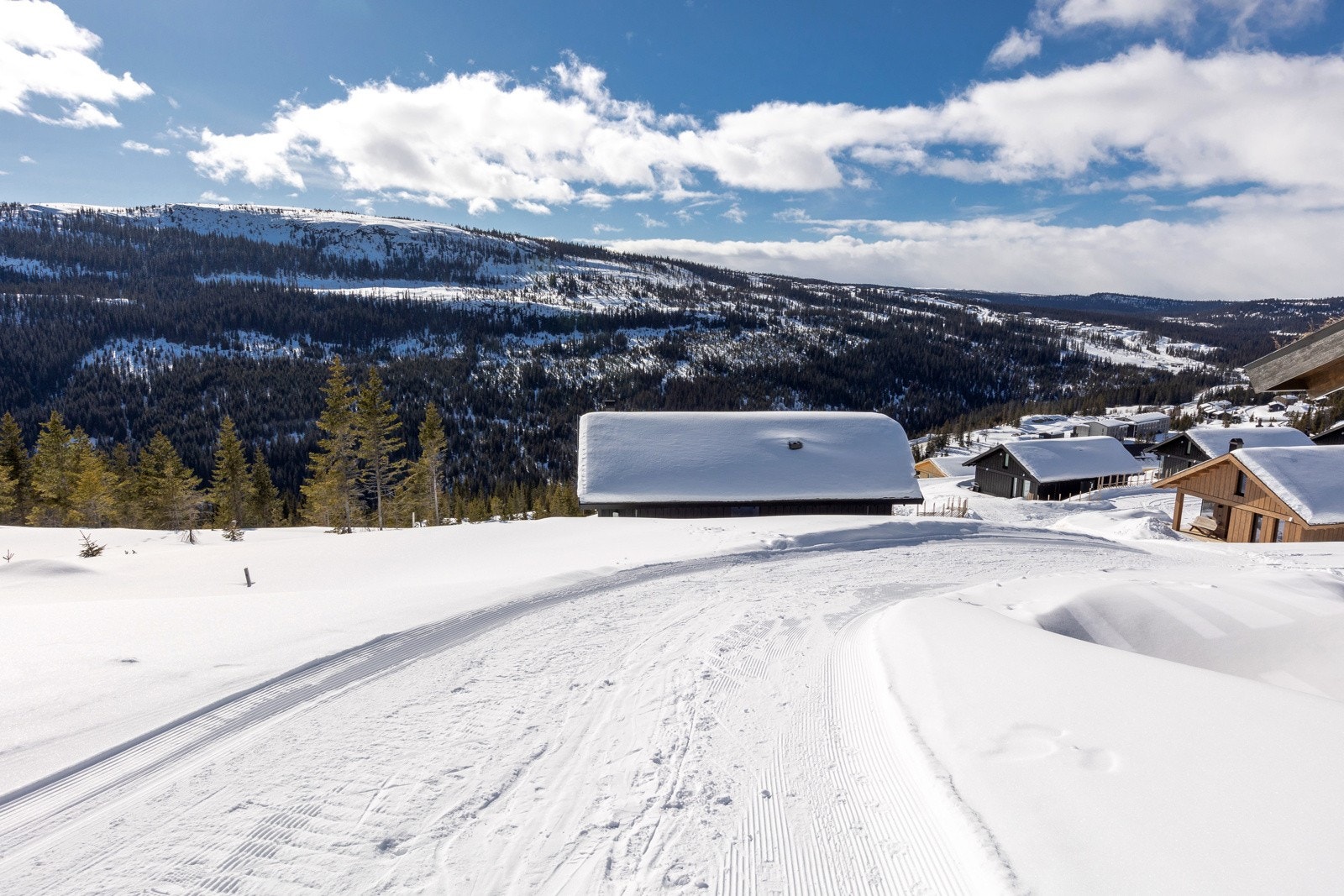 Fra hytta kan man spenne på seg skiene og gå milevis innover fjellene. Galleribilde