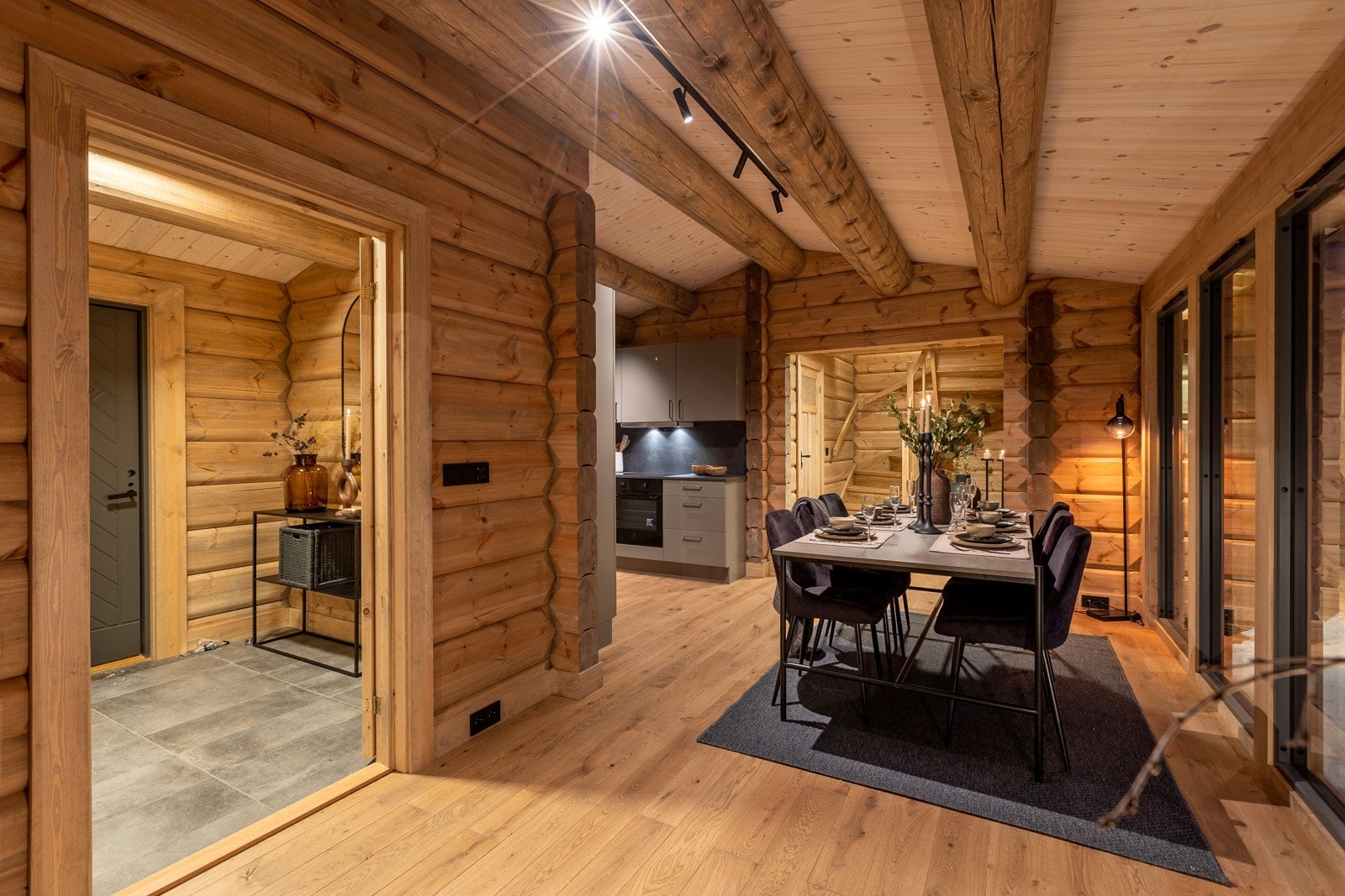 Panel og synlige takåser i himlingene. Galleribilde