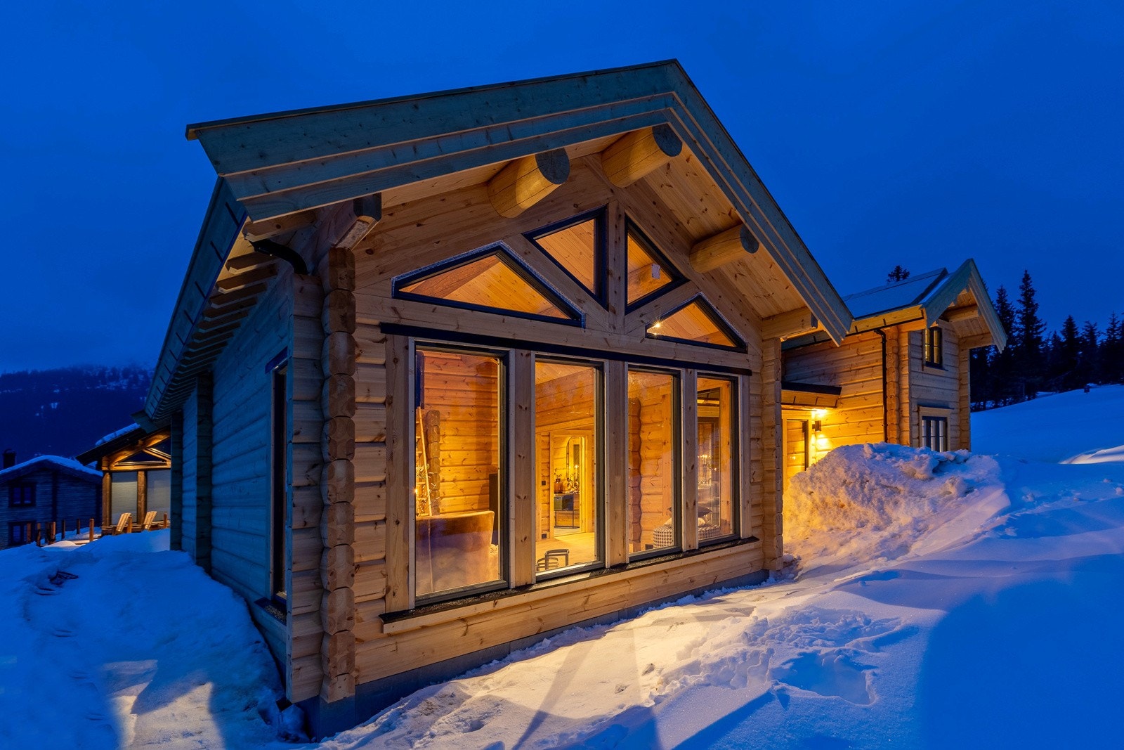 De store vinduene er selve smykket på fasaden. Galleribilde