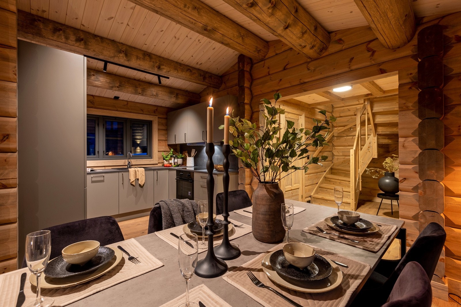 Kjøkken og spisestuen. Galleribilde