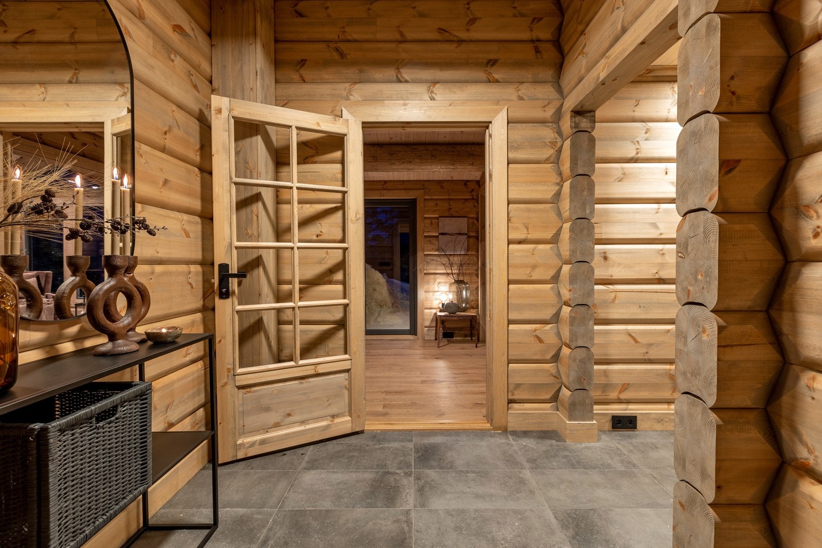 Gangen har flislagt gulv med varmekabler. Galleribilde