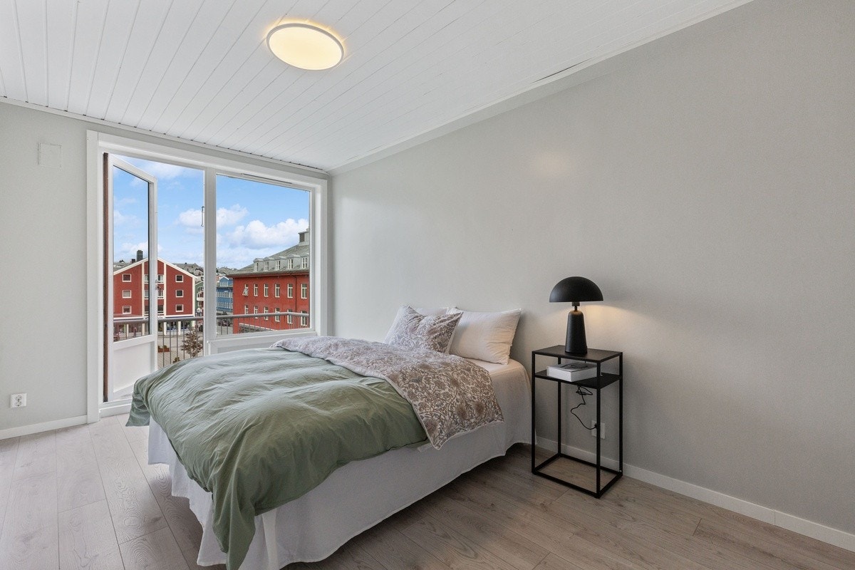 Leilighetens største soverom - god plass til større dobbelseng, samt en privat balkong Galleribilde
