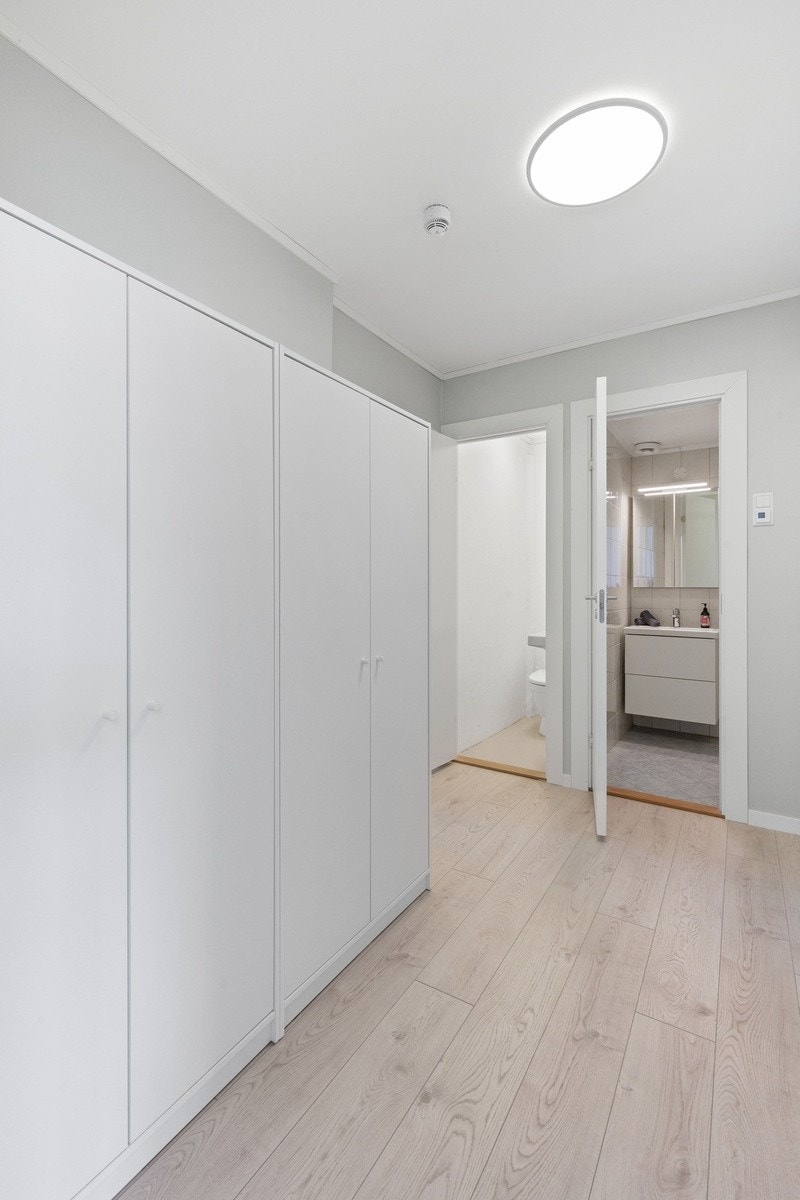 To stk garderobeskap plassert i gang utenfor soverommene Galleribilde