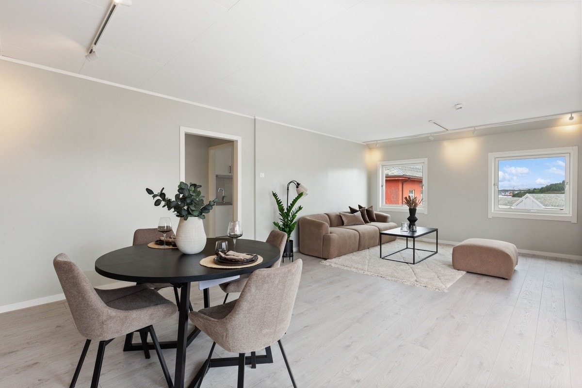 Leilighetens oppholdsrom er romslig og innbydende Galleribilde