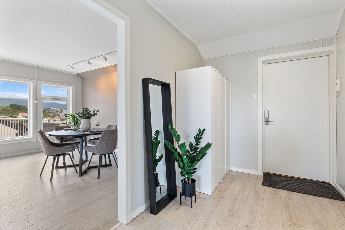 Leilighetens inngangsparti har god plass Galleribilde