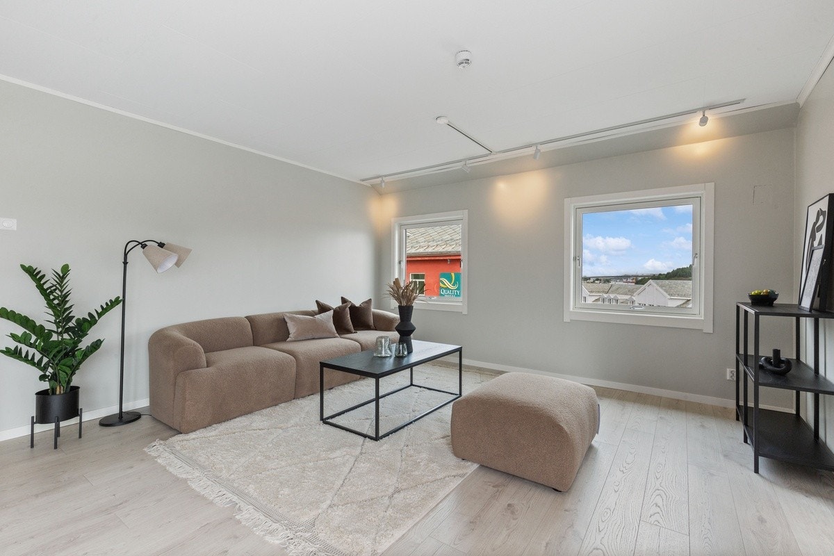 Mye naturlig lys kommer inn gjennom store vindusflater Galleribilde