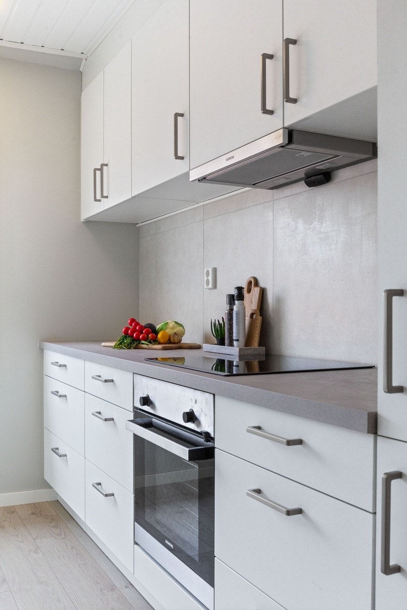 Leilighetens kjøkken har integrerte hvitevarer av merket Siemens Galleribilde