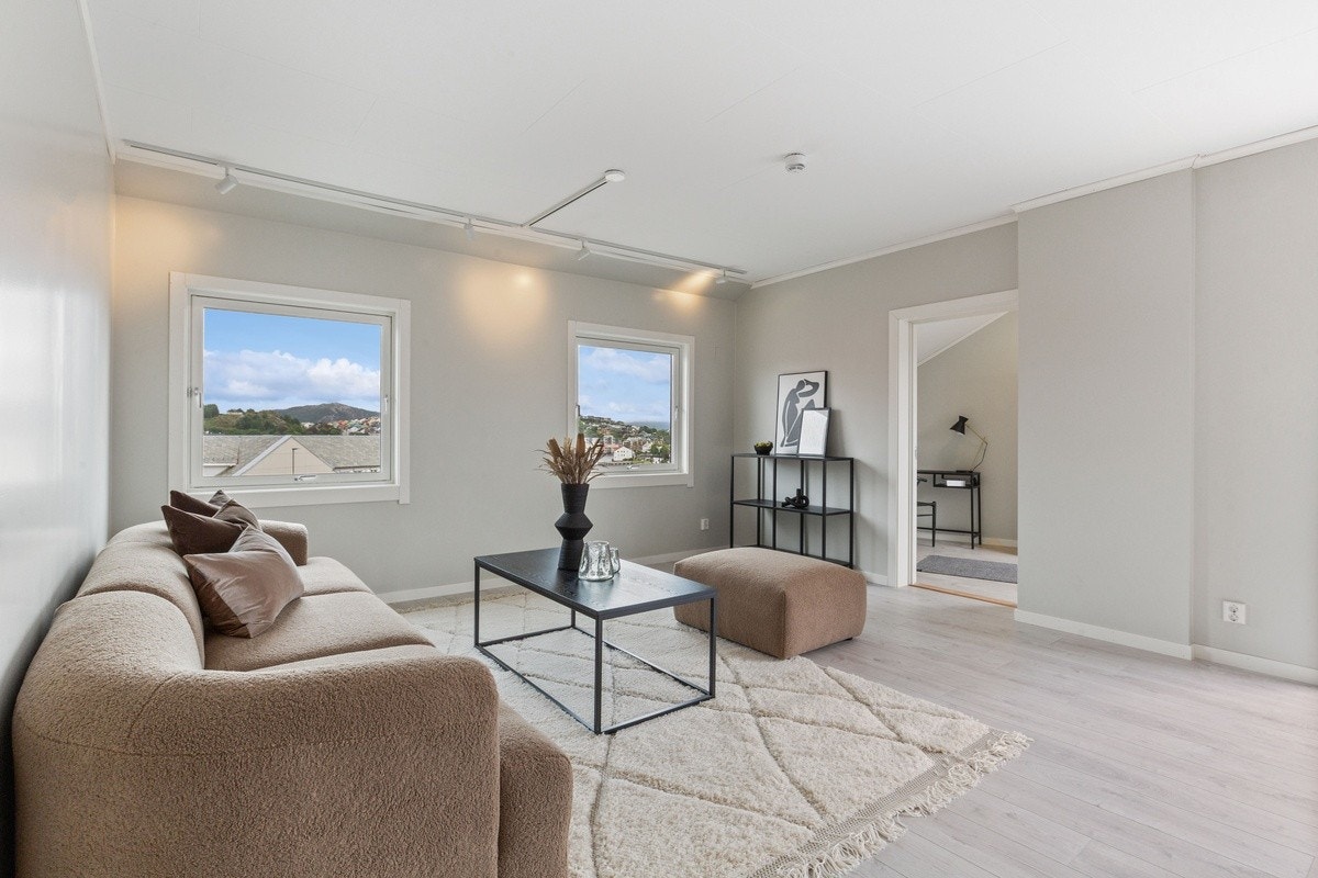 Oppholdsrommet gir muligheter for flere ulike soner - dør leder inn til soverom/kontor Galleribilde