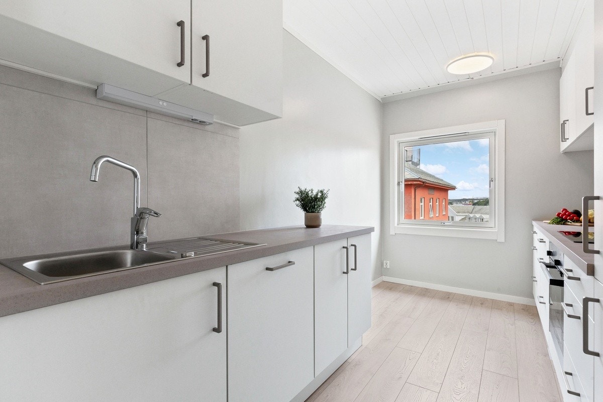 Leilighetens kjøkken - fordelaktig adskilt fra oppholdsrommet Galleribilde