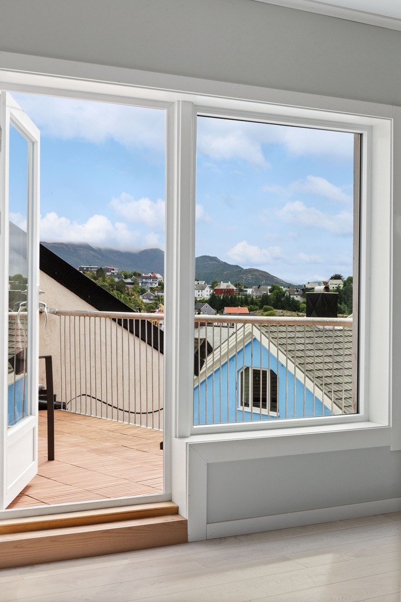 Leilighetens altan fungerer som en forlengelse av oppholdsrommet på varme sommerdager Galleribilde