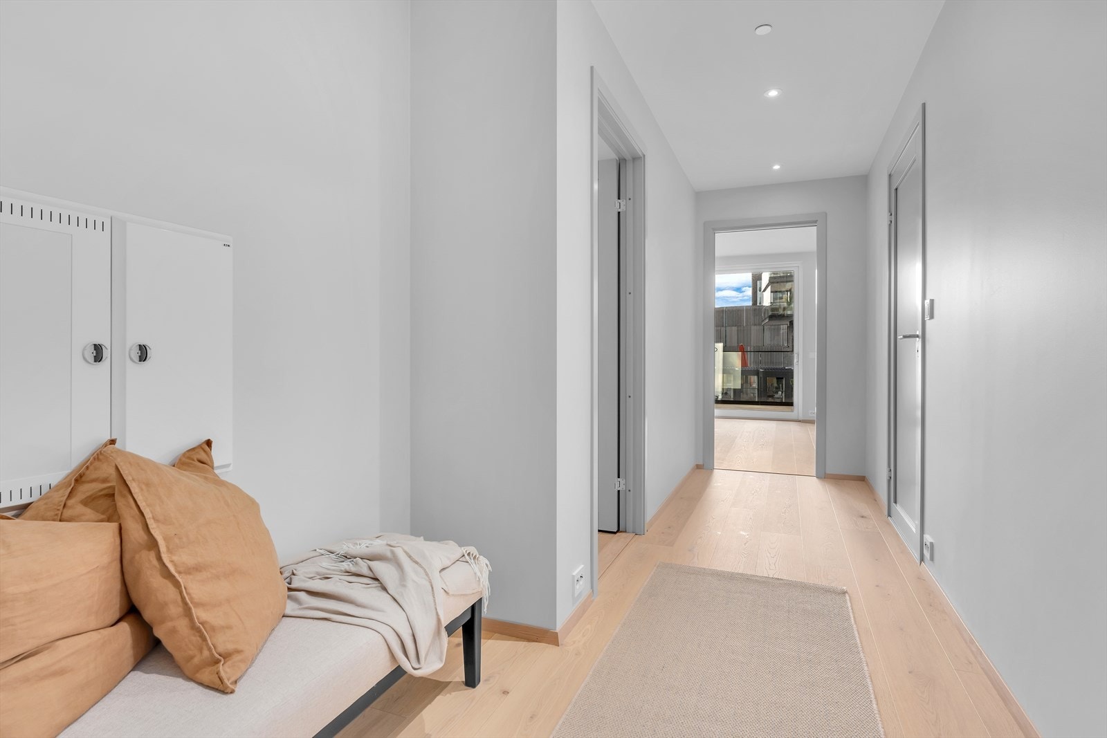 Leilighetens gang har plass til skyvedørsgarderobe Galleribilde