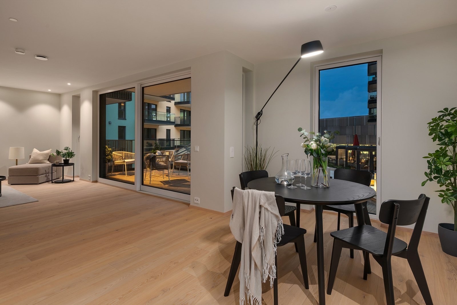 Leiligheten har en åpen stue- og kjøkkenløsningen på over 40 kvm Galleribilde