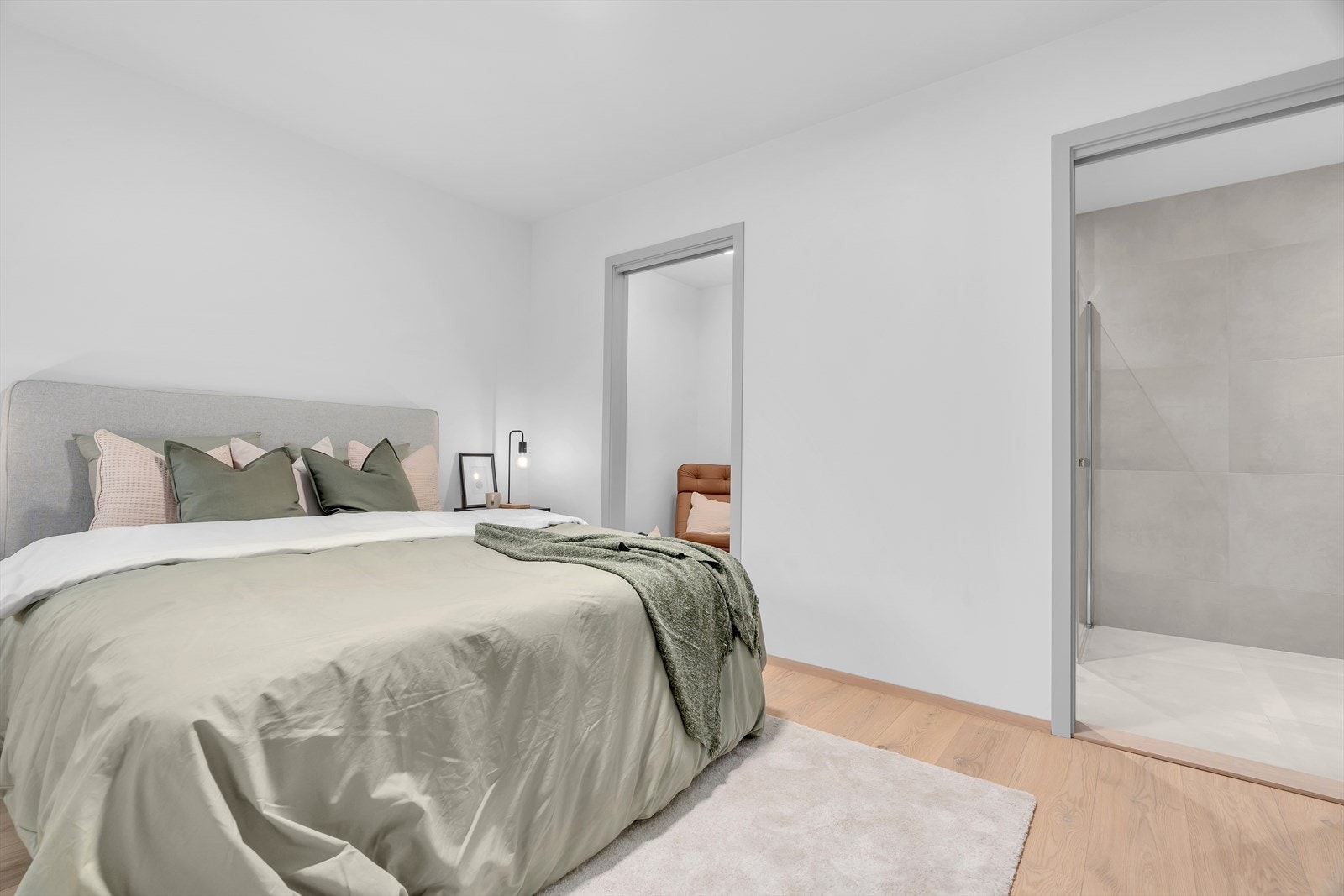 Romslig hovedsoverom med inngang til walk-in-closet og eget baderom Galleribilde