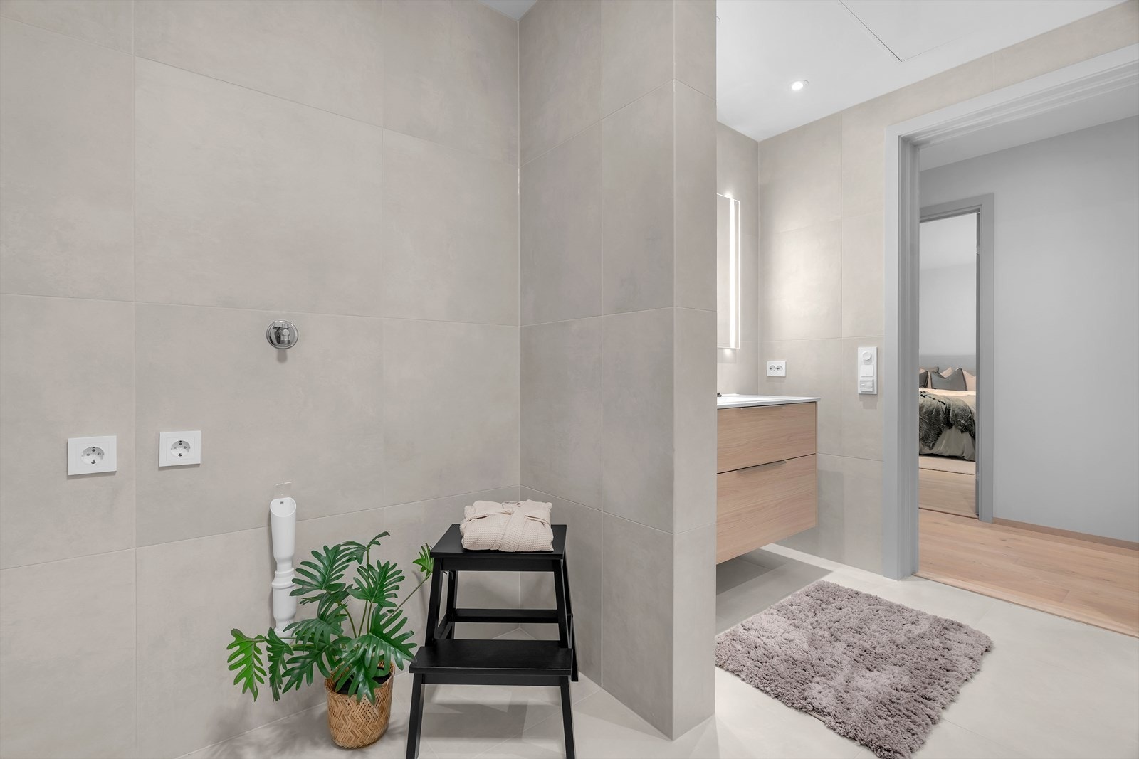 Rommet har praktisk nisje for vaskemaskin og tørketrommel Galleribilde