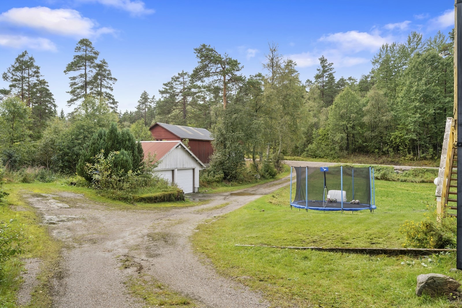 Gruset innkjørsel med dobbel garasje. Galleribilde