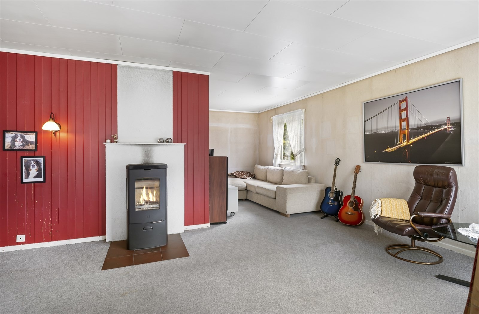 Stue med vedovn. Galleribilde