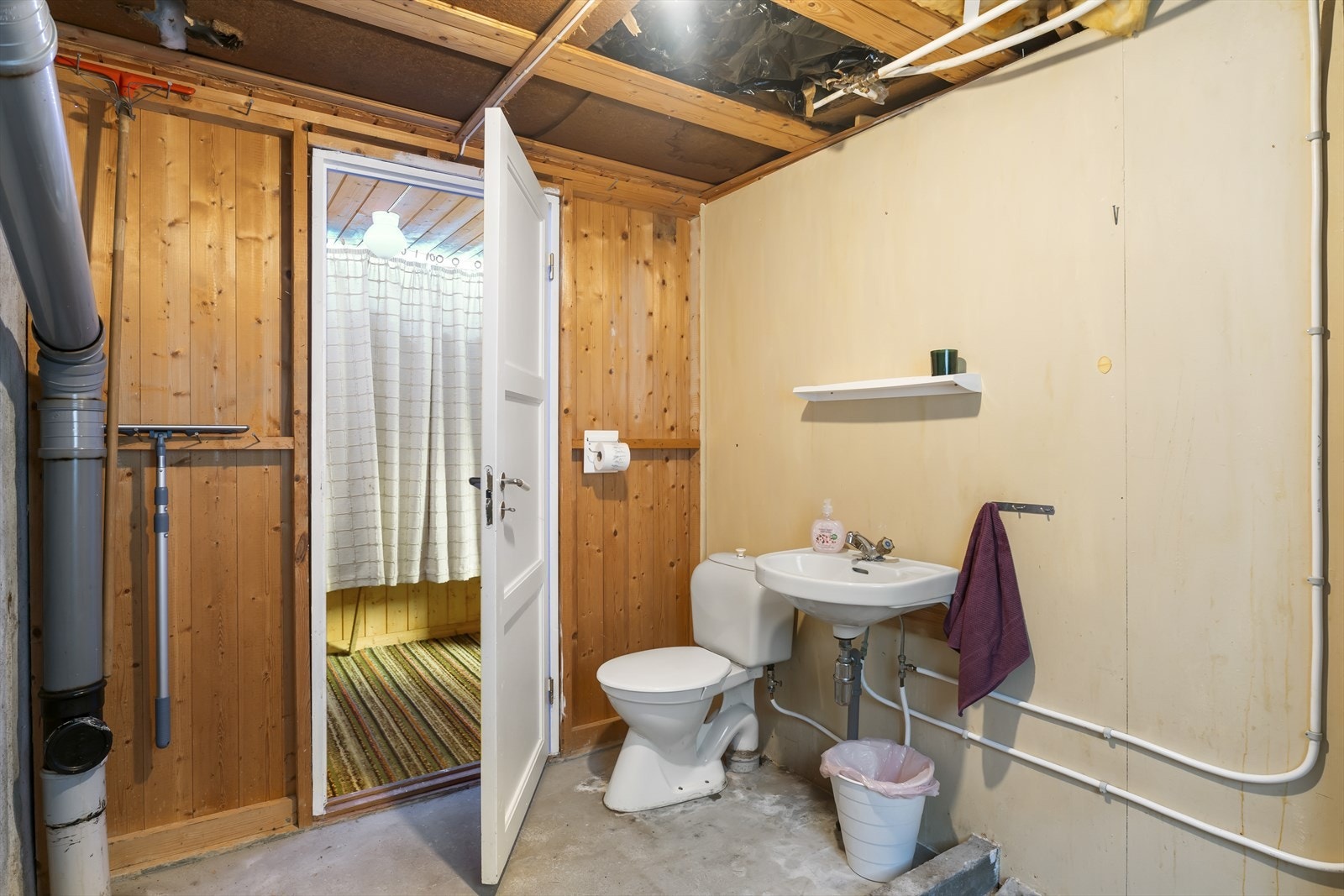 Kjellerrom med toalett. Galleribilde